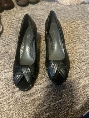 East5th black kitten pumps